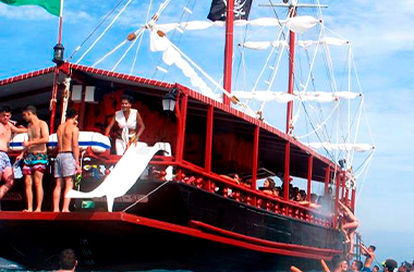 Encante-se com passeios de barco em Bombinhas